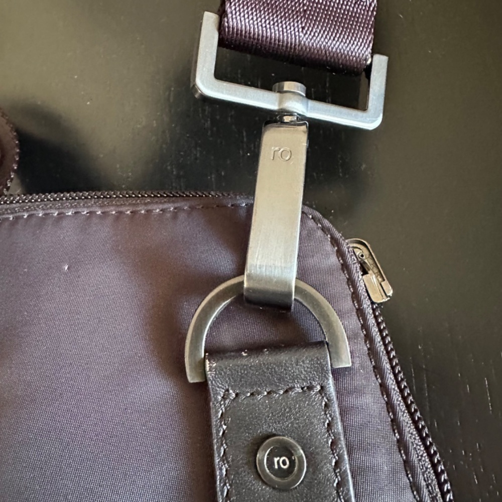 ro COMMUTER MESSENGER UNISEX TRAVEL BAG BROWN VINYL WITH PEWTER HARDWARE - Picture 5 of 12